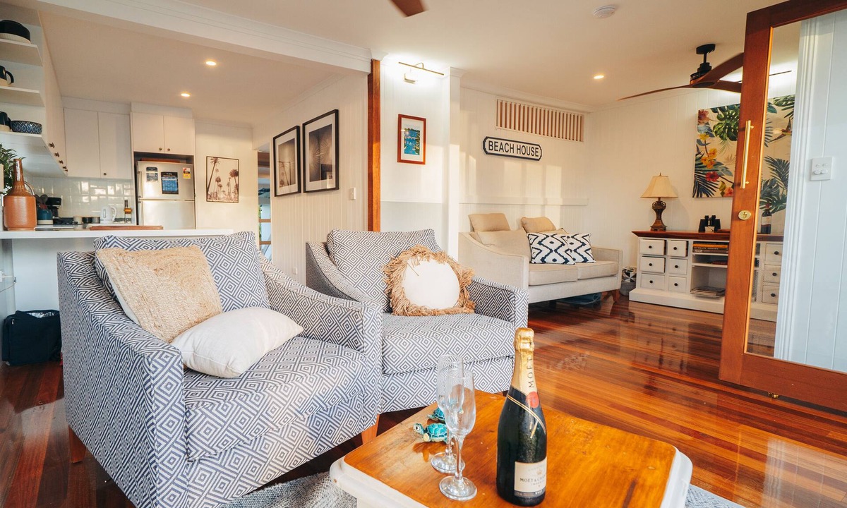 Bongaree Villa | Hamptons on Queen - Sunset Water Views