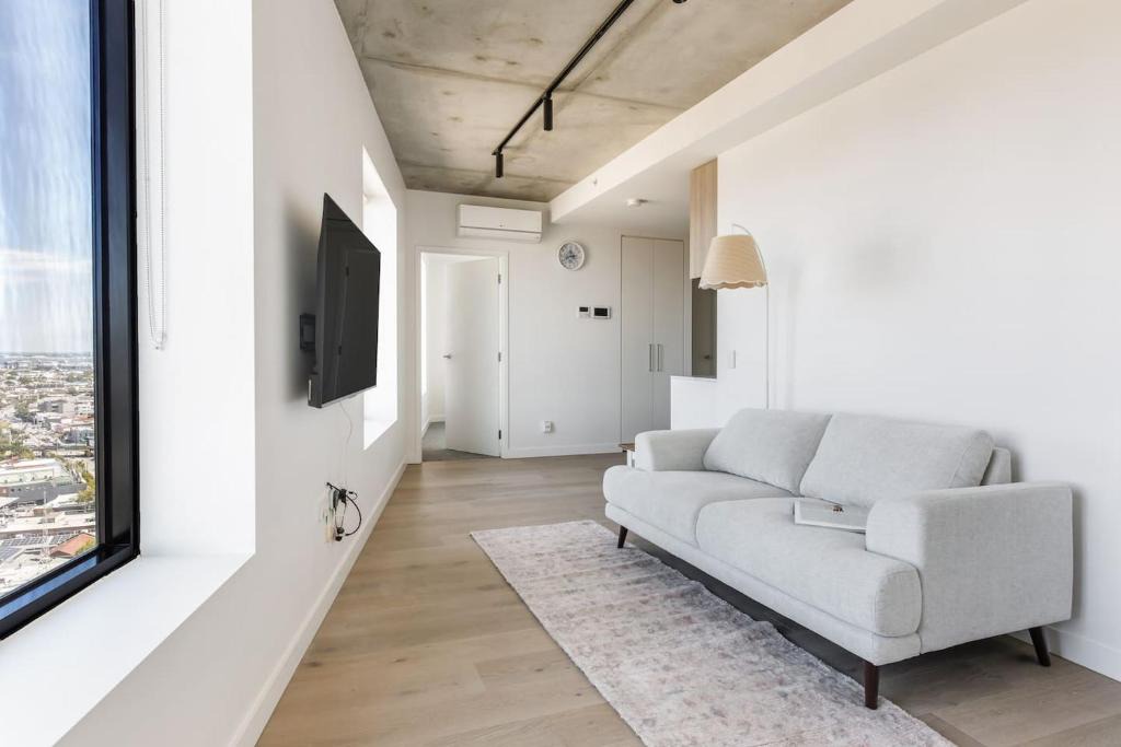 Southbank Apartment | Hancock Viewpoint - Resort-Style Simplicity