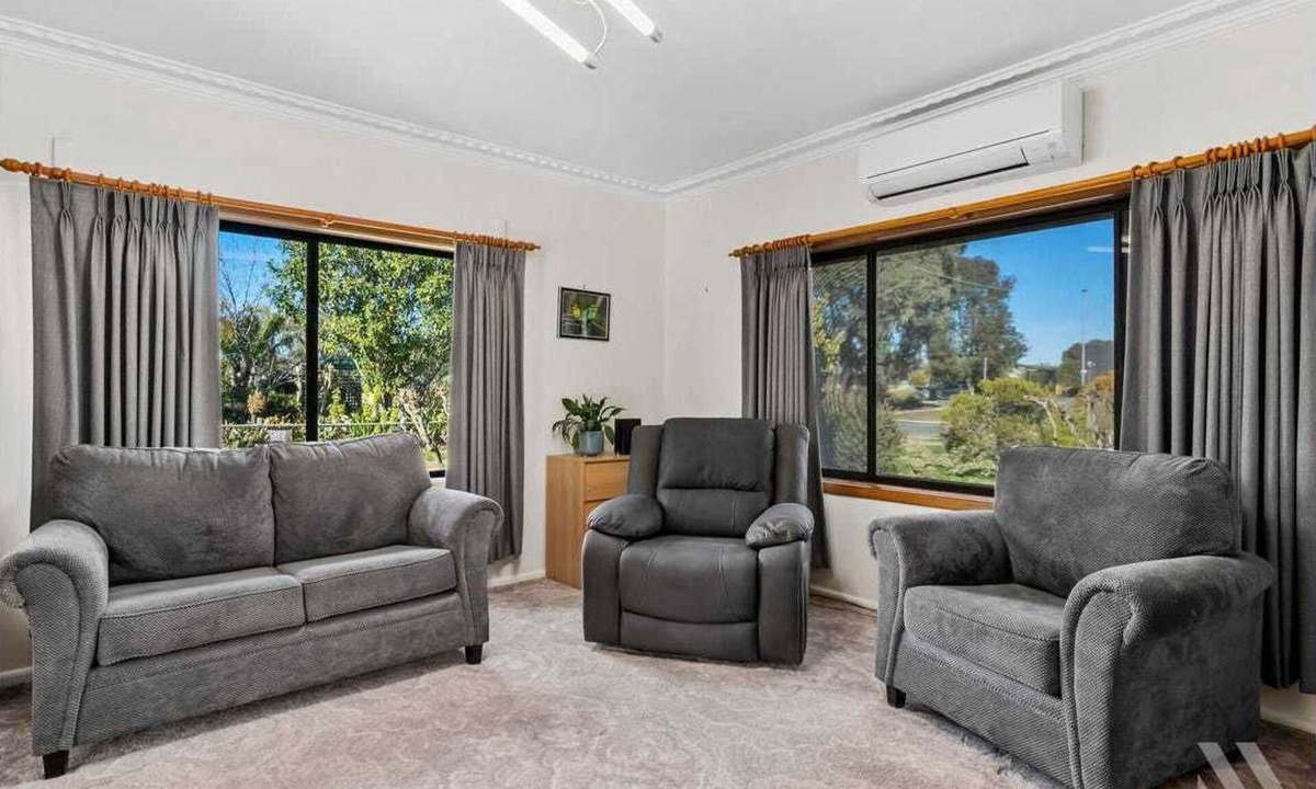 Yarrawonga House | Happy's place. Cute 3 bedroom cottage at the top of the main St.