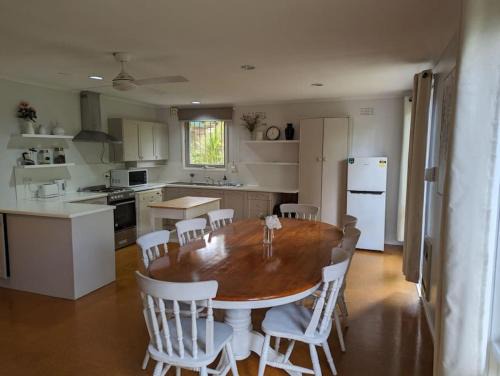 Garran House | Happy Spacious Home nr Canberra Hospital