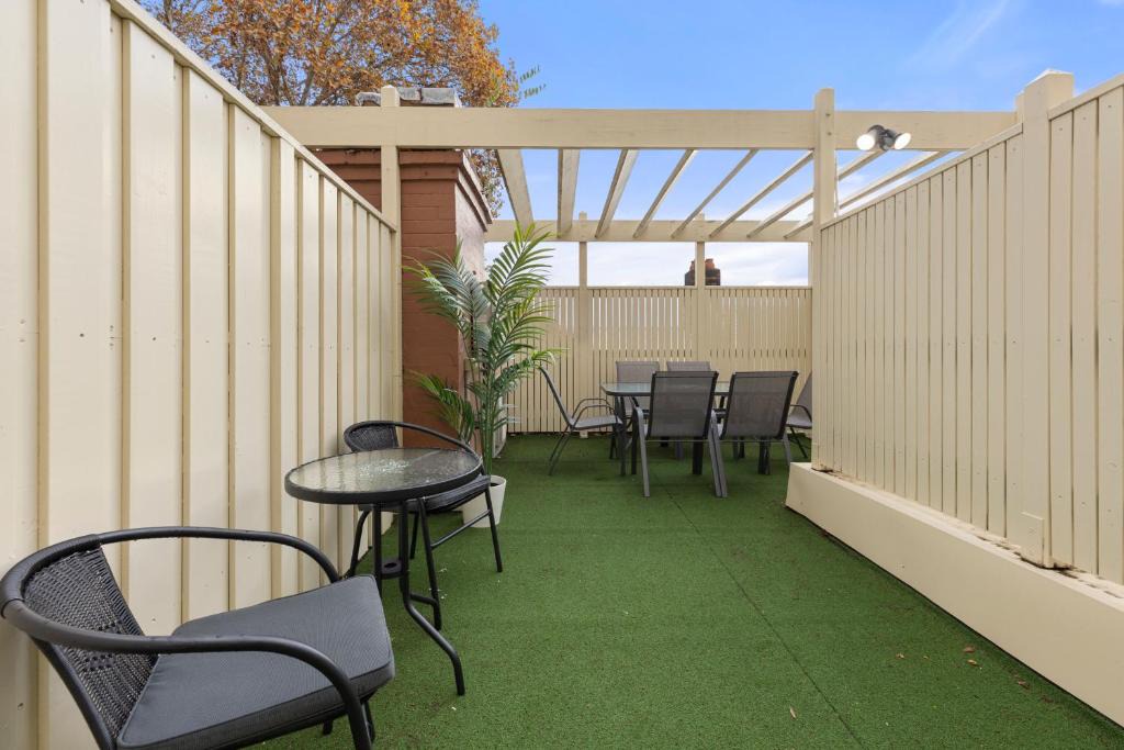 Millers Point Apartment | Harbour Sunsets from Balcony & Rooftop
