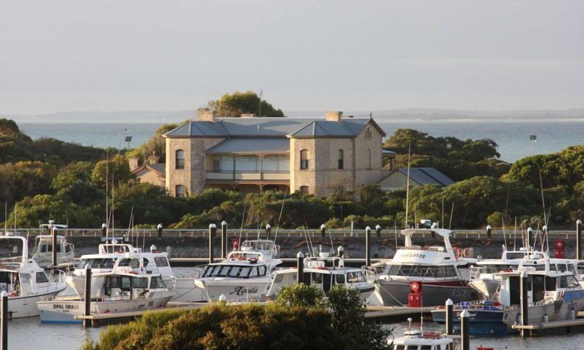 Waterhouse Hotel | Harbour View Motel