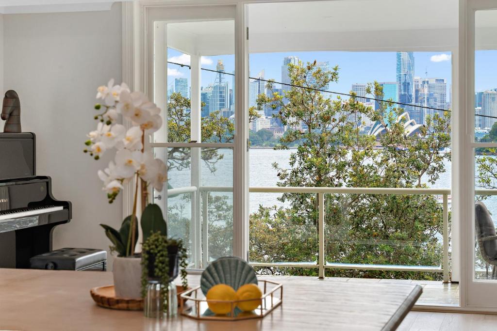 Cremorne Point House | Harbourfront Haven 4BR Retreat with Stunning Views of Sydney Iconic Landmarks
