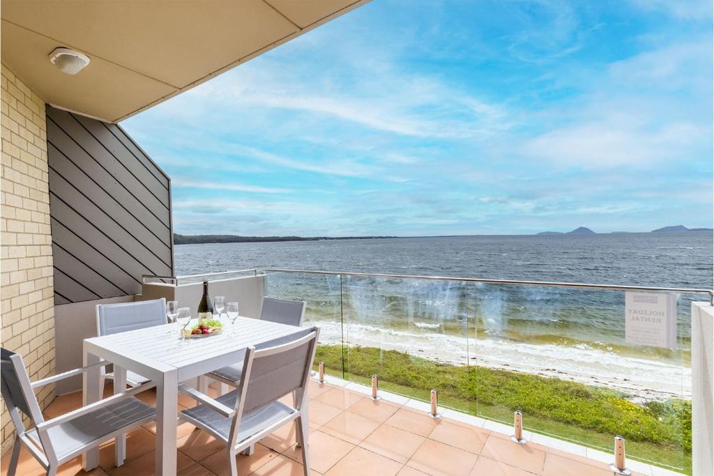 Soldiers Point Apartment | Harbourside 15 right on the waterfront