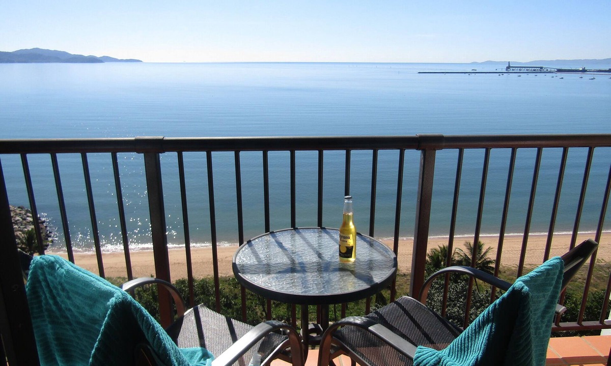 North Ward Apartment | Hard to beat this top floor end unit endless views WiFi Foxtel beach front.