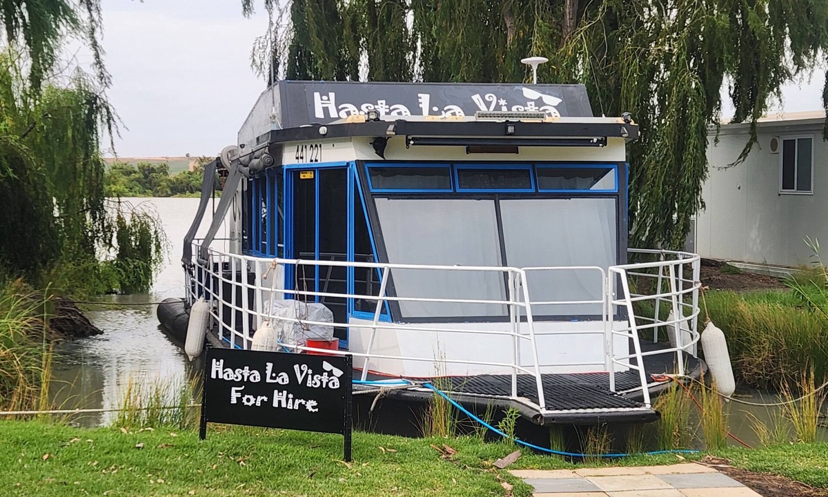 White Sands Boat Rental | Hasta La Vista. Murray river floating retreat for every special occasion.