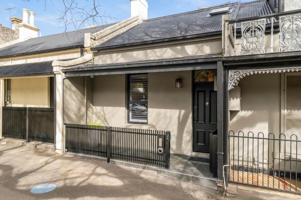 Carlton South Apartment | Heritage Luxe Terrace Opposite Melbourne Uni