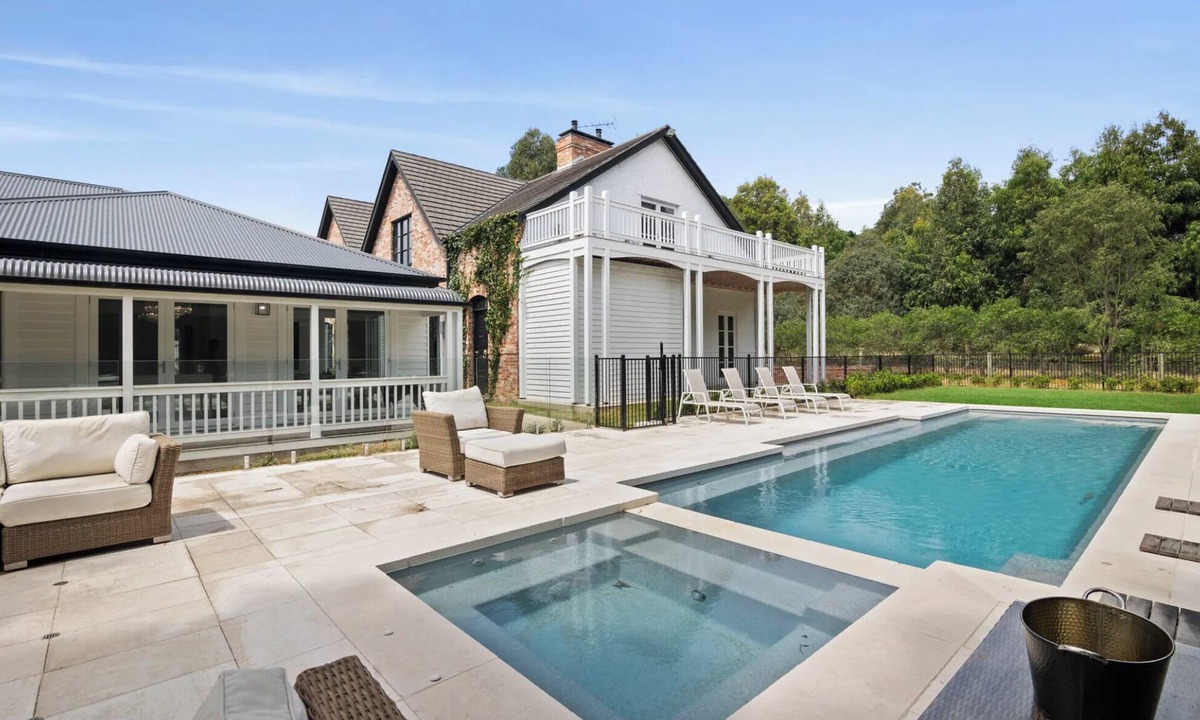 Torquay House | Heritage Luxury Retreat with Pool, Spa & Gardens