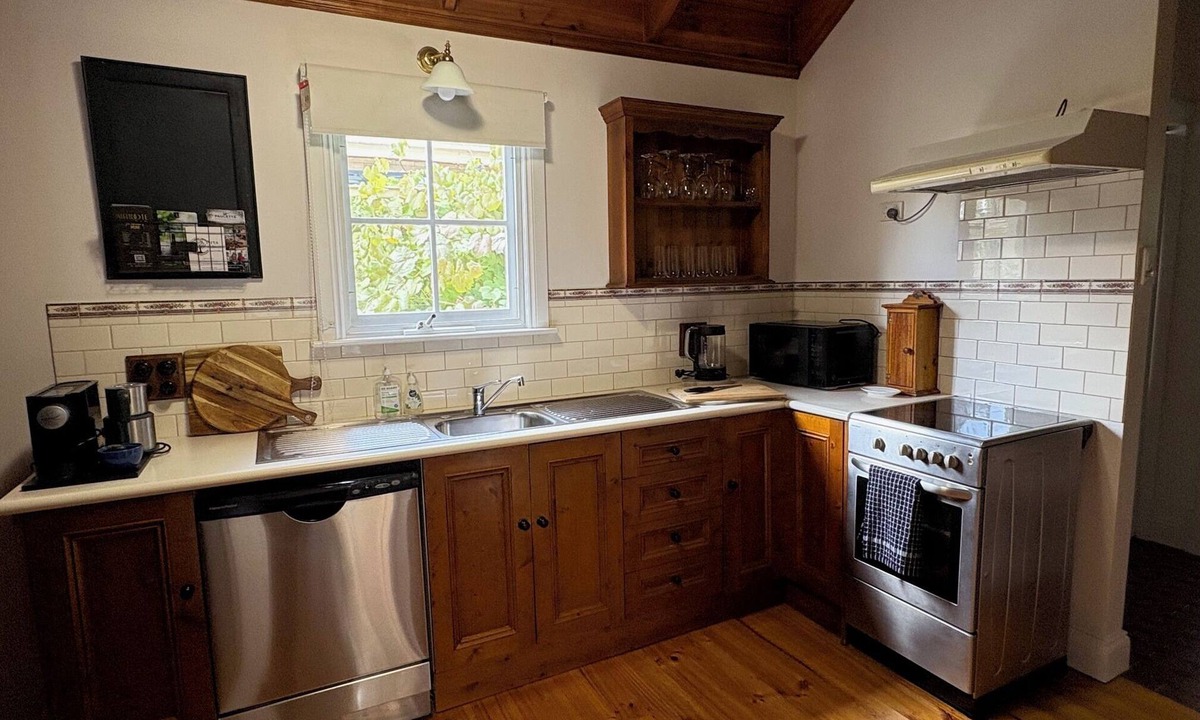 Clare Bed & Breakfast | Heritage Retreat in heart of Clare, close to cafes & eateries. Sleeps 4