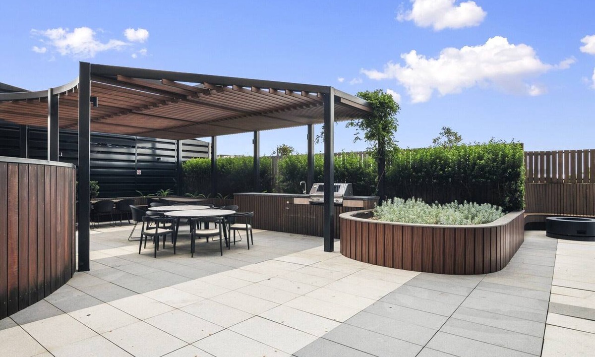 Box Hill Apartment | High-Rise 3-Bed Apartment with Premium Amenities