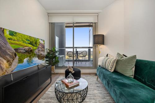 Moonee Ponds Apartment | High-Rise Balcony Unit with City Views, Gym, Pool