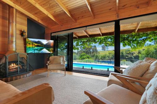 Merrijig House | Hil & Jack='s Riverfront Cabin, Merrijig Mt Buller