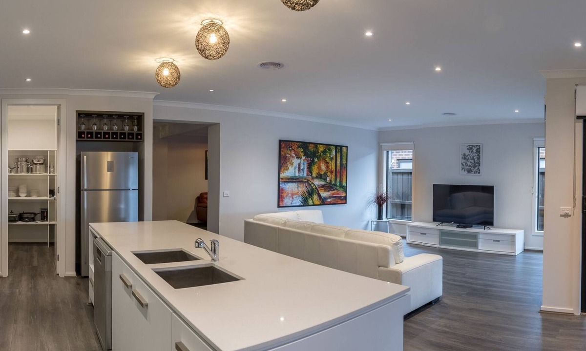 Torquay House | Hillside Paradise Torquay - Sleeps 17 - Strictly Families