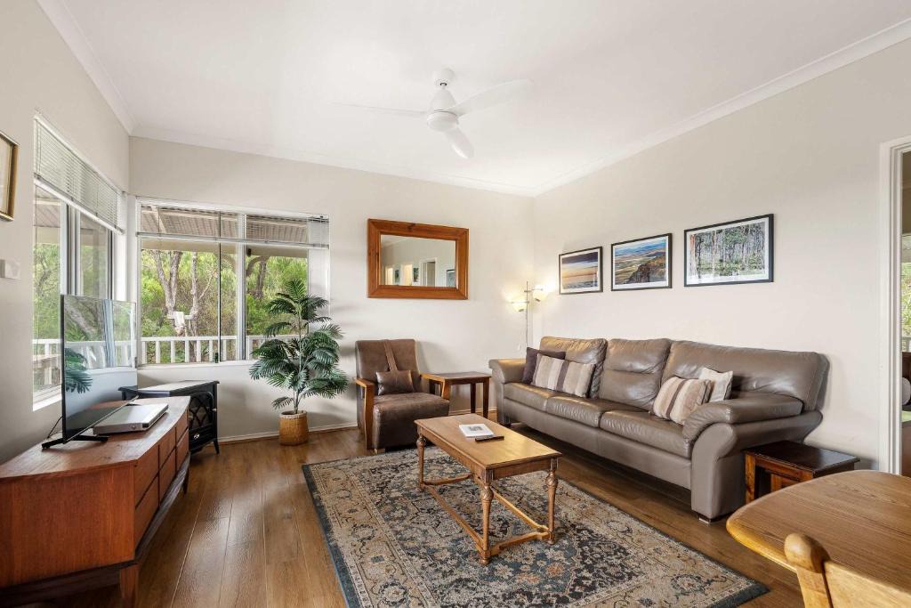 Naturaliste House | Hillview - Spacious Bushland Haven with Resort Access