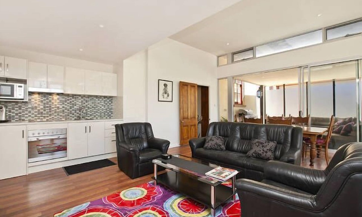 Glenelg Apartment | Hindmarsh House on College | Steps to Glenelg Beach, Cafes & Jetty Road