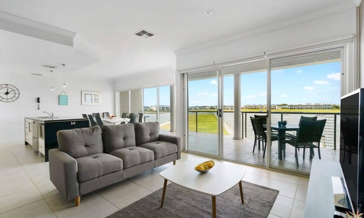 Nangkita House | Hindmarsh Island - Waterfront Luxury, Wi-Fi, Linen