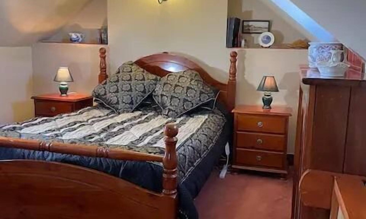 Sorell Hostel | Historical Loft Queen Bed Own Entrance & Bathroom