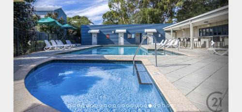 Preston Beach House | Holiday Home in Footprints