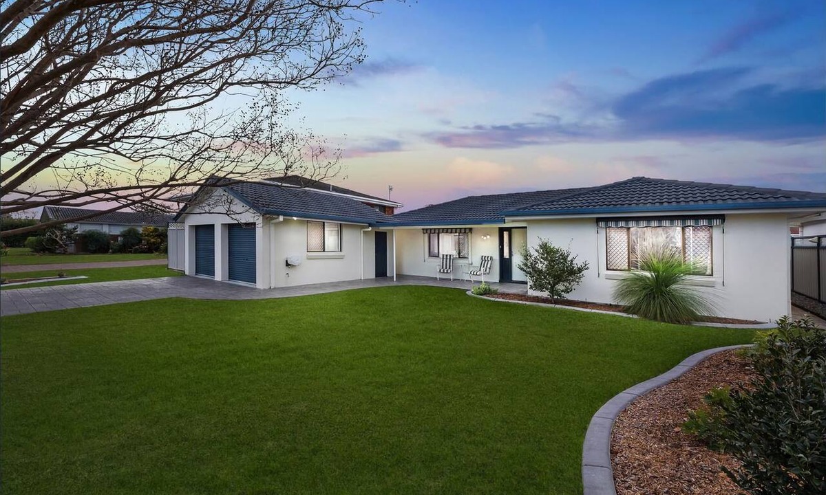 Port Macquarie House | Hooked on Hibbard - 4 bedroom home on canals