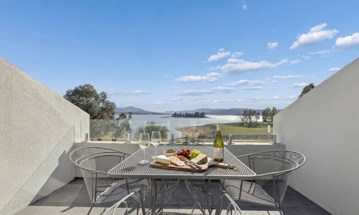 Jindabyne Resort | Horizons 302 - Centrally located in town with pool access, tennis courts and undercover car parking