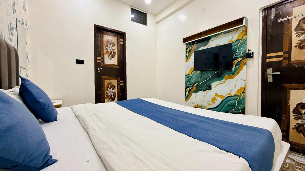 Rau Hotel | Hotel Aashirwad