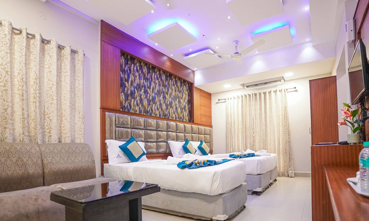 Thousand Lights Hotel | Hotel Pine Tree