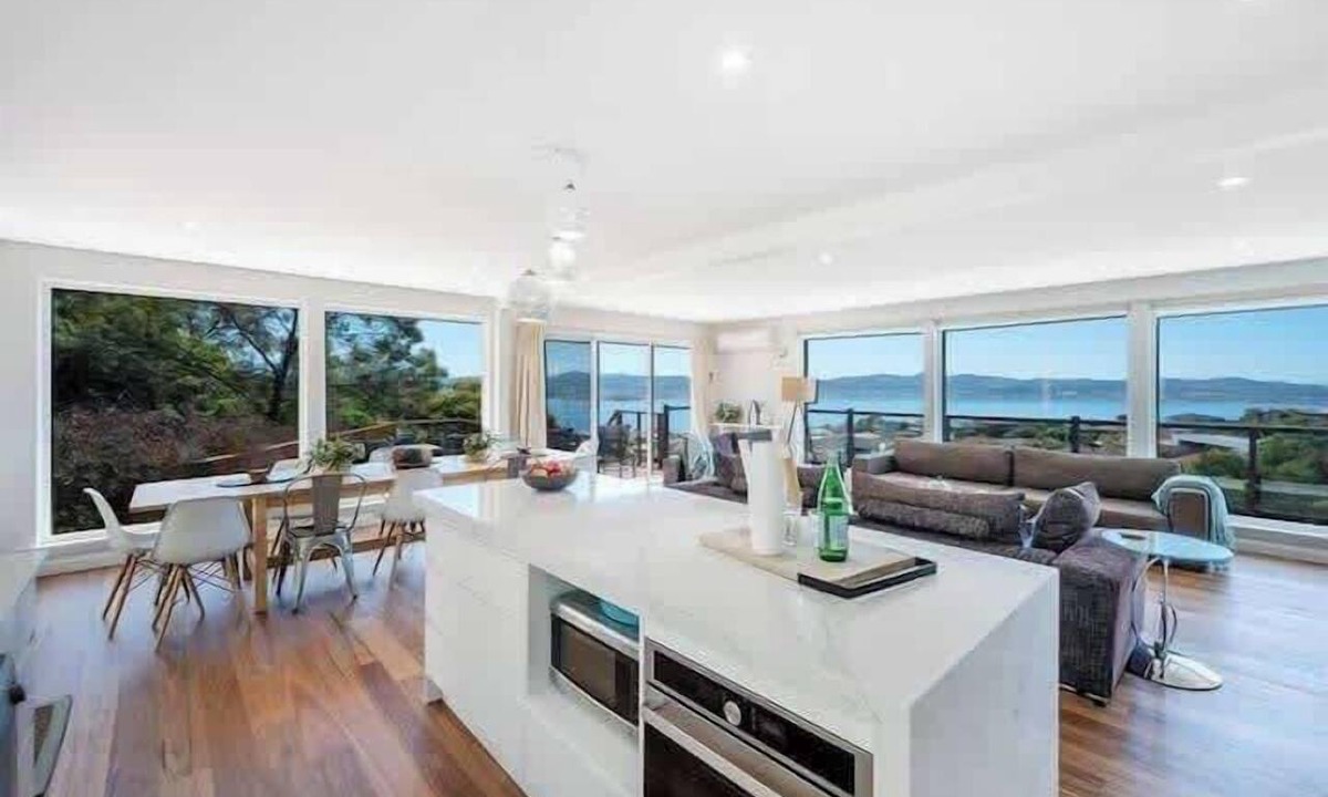 Sandy Bay House | House on the Hill with a View – Sleeps 12, 3 Bath.