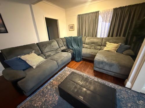 Wonthella House | Huge comfy 4br home near CBD