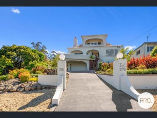Howrah House | Huge luxurious home - Stunning Water Vista