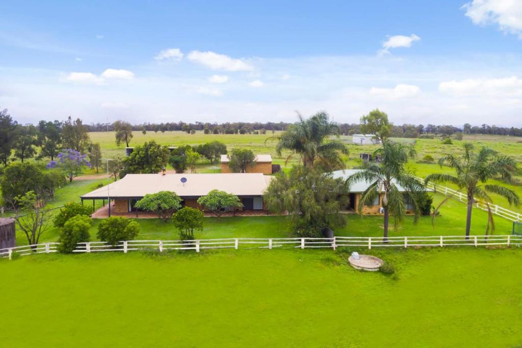 Whittingham House | Hunter Valley 2 x Homes Pets Heated Pool