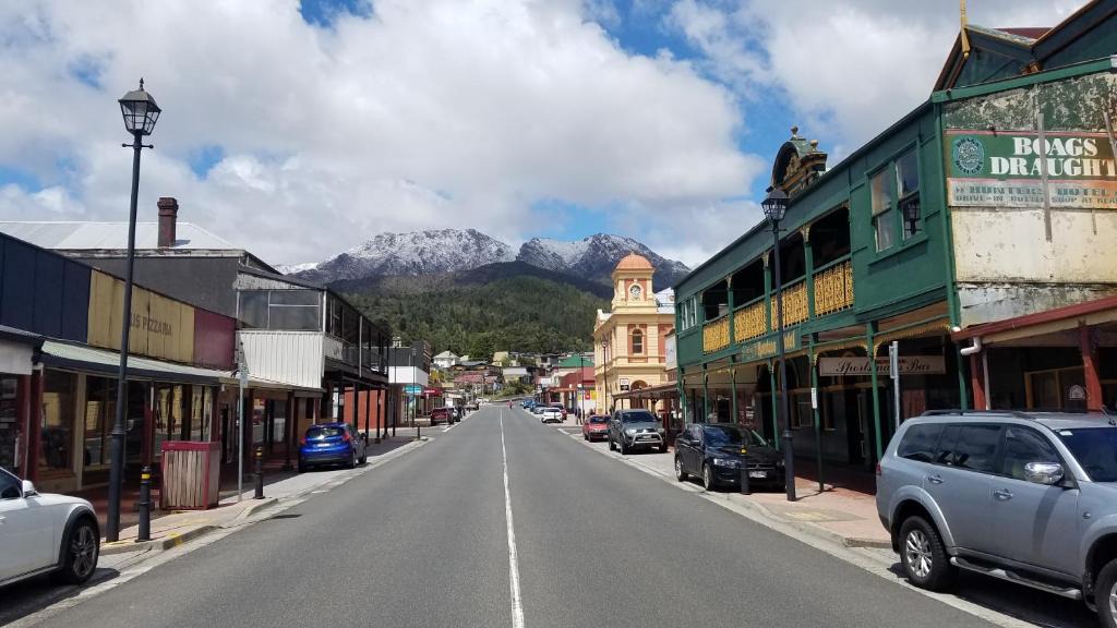 Queenstown Bed & Breakfast | Hunters Hotel