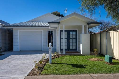 Central Mudgee House | 'Huxley House' An Elegant Mudgee Retreat with Backyard
