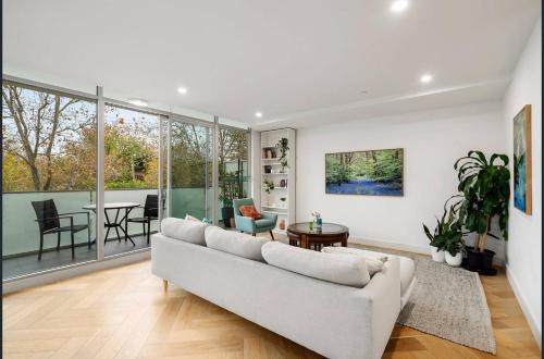 Elwood Apartment | Iconic Elwood Executive 2BR Apt.