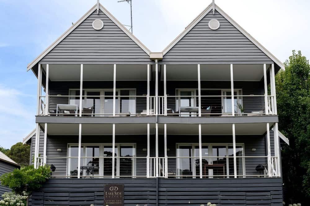Daylesford House | Impressive Vacation Rental with Fireplace, Spa Bath and Wonderful Lake Views in Daylesford, Victoria