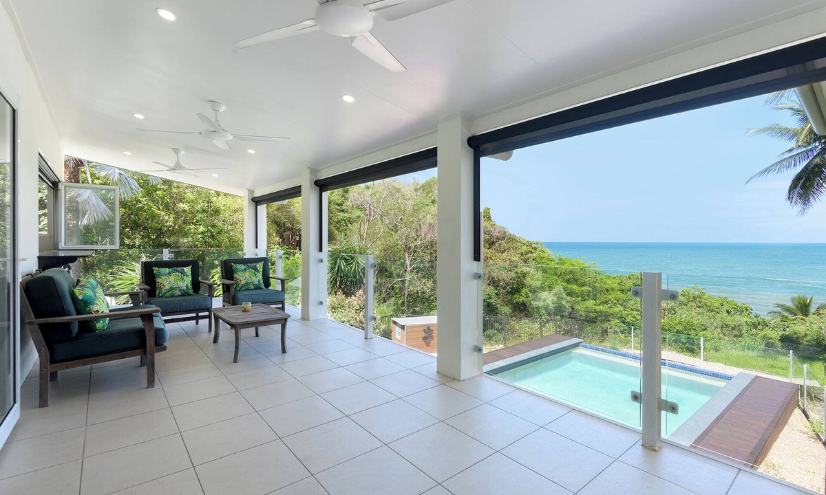 Mowbray House | Incredible Beachfront home, 10 min to Port Douglas