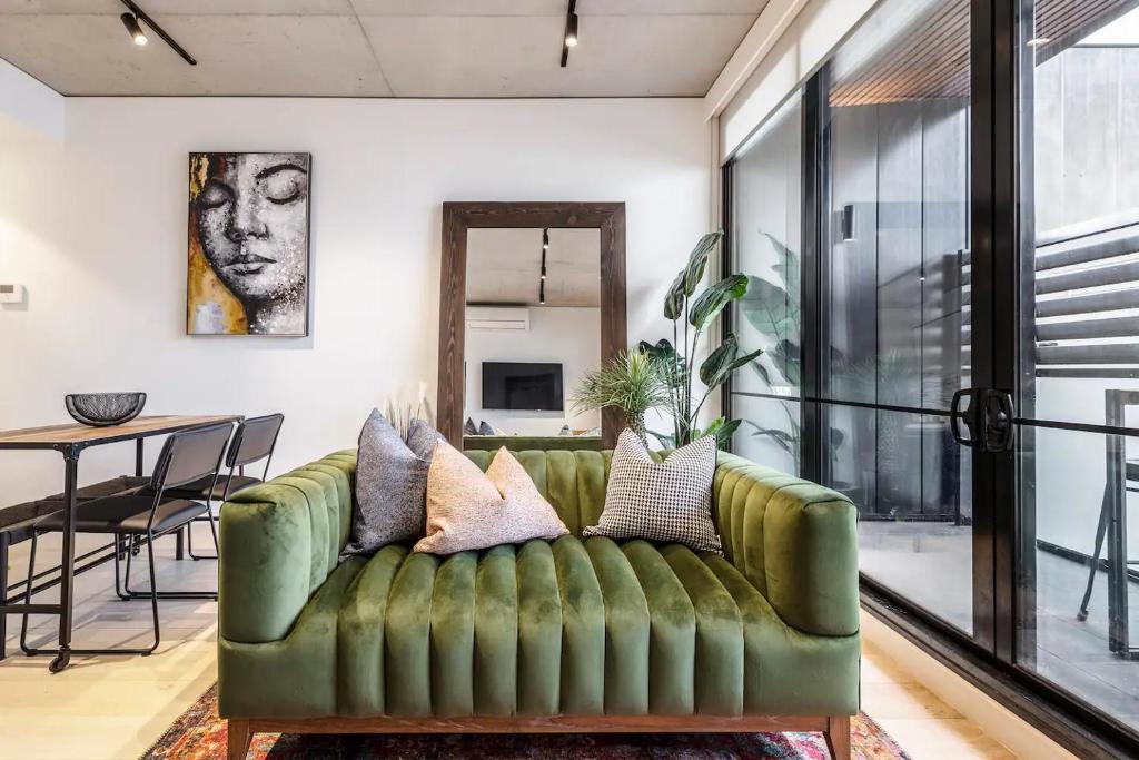 Collingwood Apartment | IndustrialStyle Pad in Cool Grungy Neighborhood