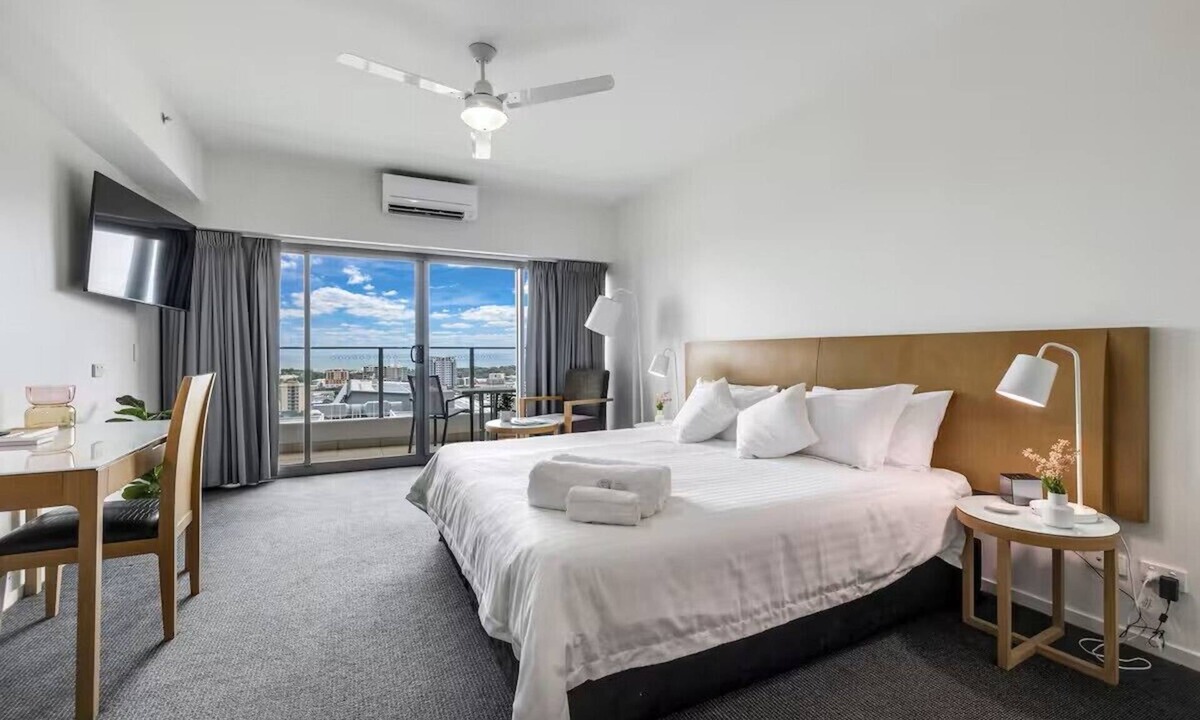 Darwin City Centre Apartment | Inner CBD Hotel Studio Apartment, High Rise Harbour Views, Balcony, Pool & Gym