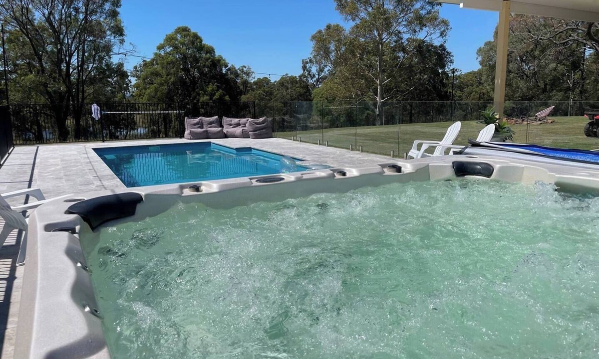 Lovedale House | Ironstone Residence relaxing retreat 6 bed 2 bth private pool and hot spa pool table