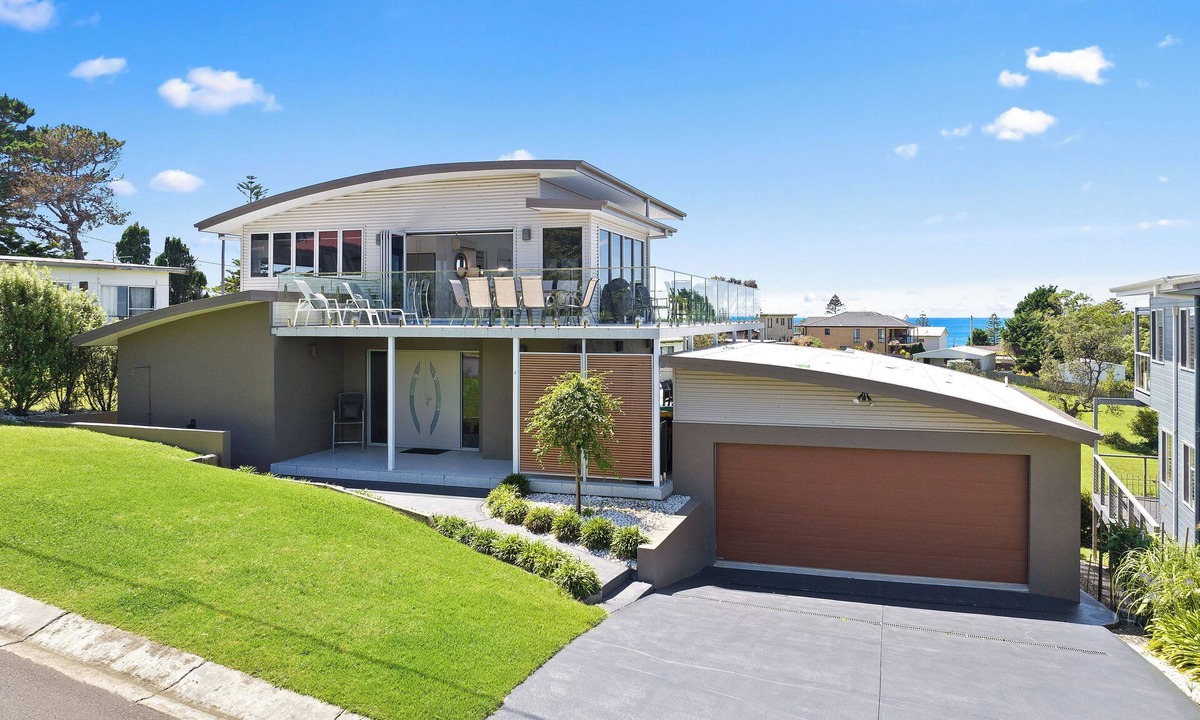 Tuross Head House | Island View- Beachside Bliss: Steps to the Sand and Stunning Views