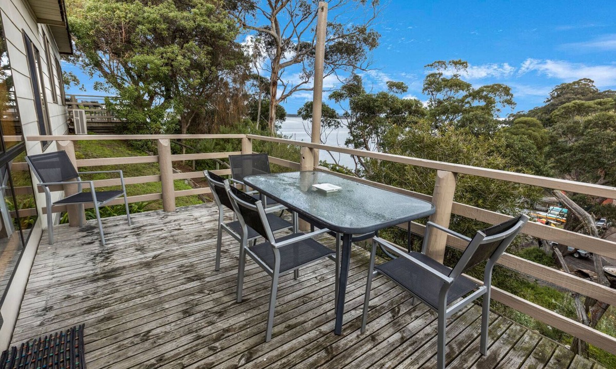 Nungurner House | Jetty View - Lorikeet Cabin: Feel a sense of nature in this rural environment