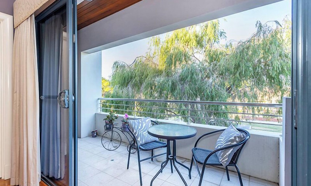 South Perth House | Just a 1.5km walk straight to the Coode St Jetty on the glorious Swan River foreshore.
