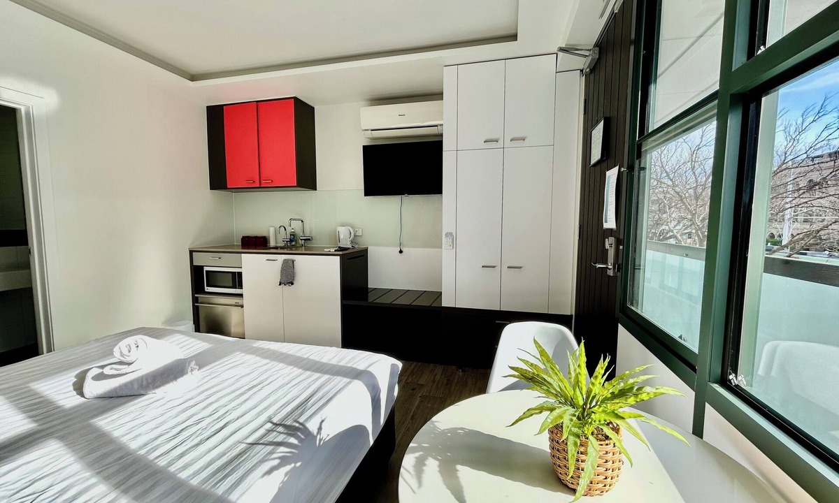 St Kilda West Apartment | Just a stone's throw away from St Kilda Beach