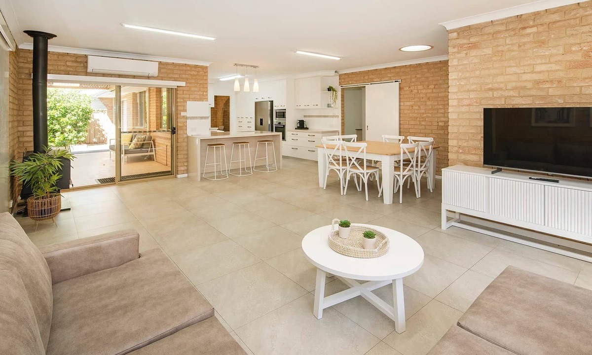 Abbey House | Just Beachy- Large yard, BBQ, WIFI