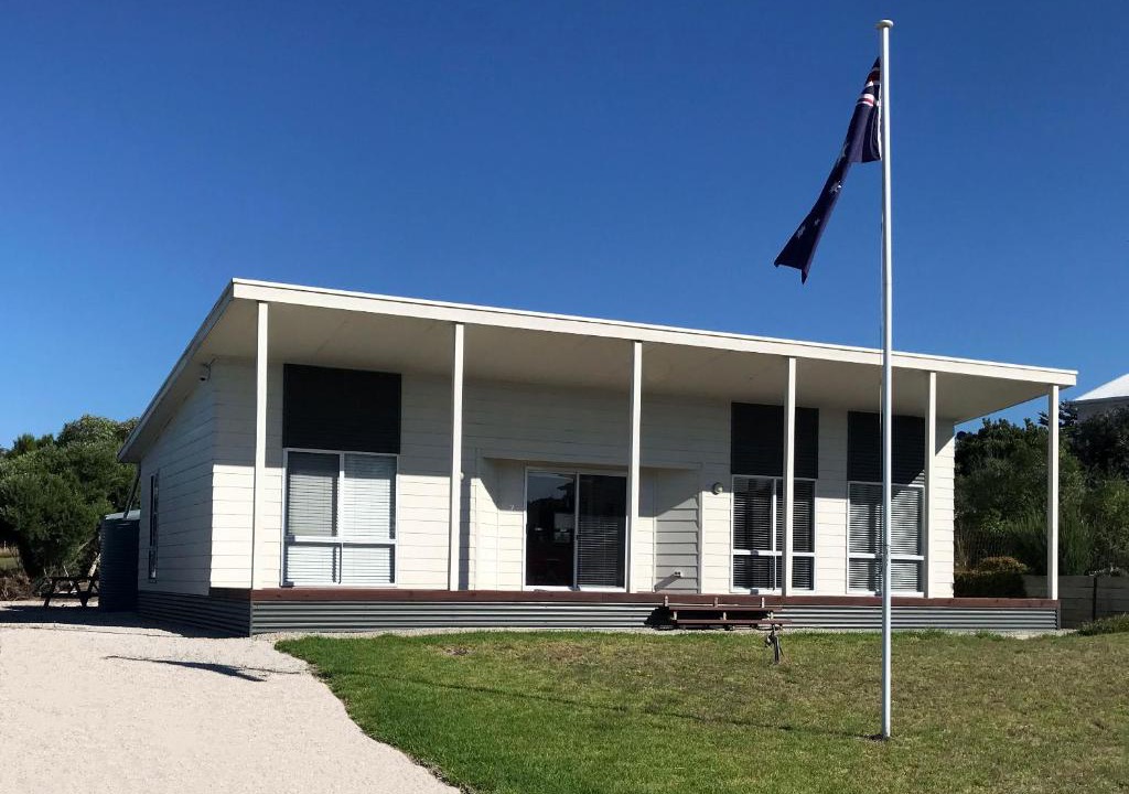 Alexandrina House | Kangaroo Pause Holiday home at Clayton Bay