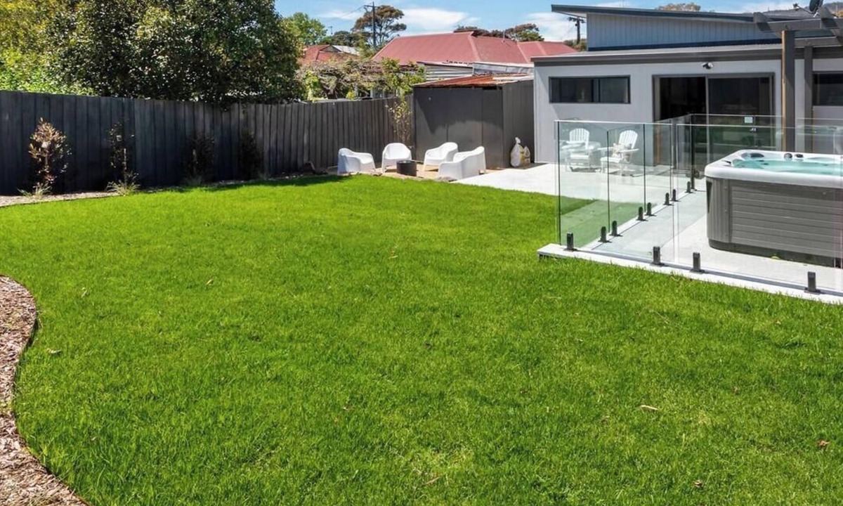 Rosebud House | Kennington Beach Getaway with Spa