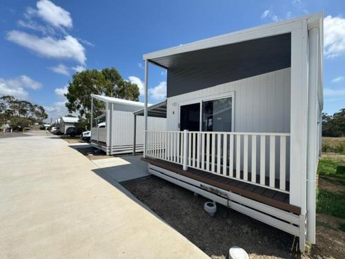 New Auckland Hotel | Kin Kora Village
