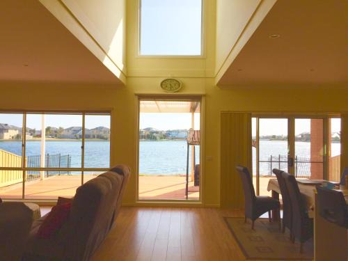 Sanctuary Lakes House | King House