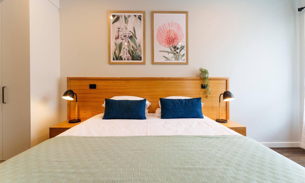 Woodside Hotel | King Suite - Self contained suite with 1 King bed and single sofa bed