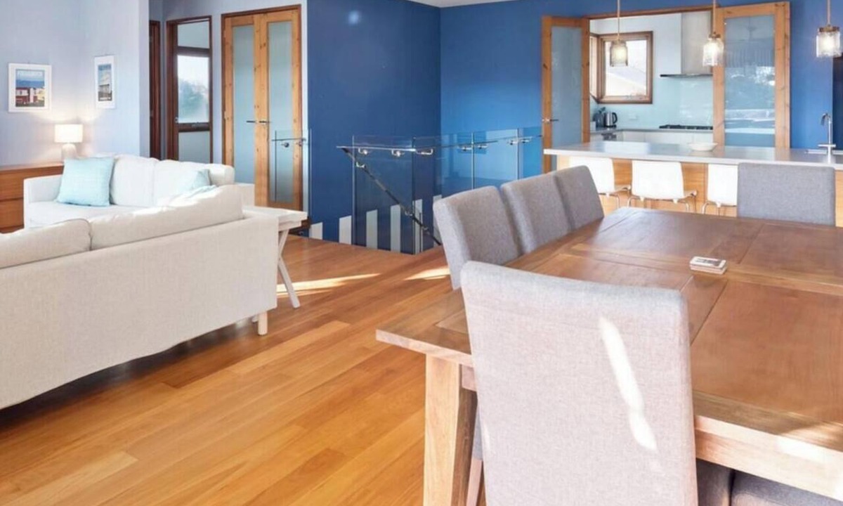 Portarlington House | Kingfisher Beach House - Stunning getaway close to the beach and town centre.