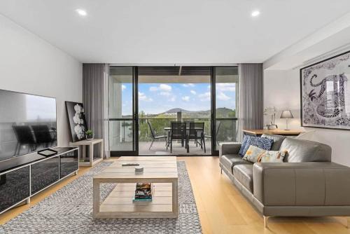 Kingston Apartment | Kingston Lakefront Modern 2bed 2Bath w Parking